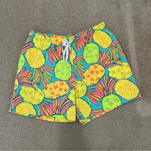 Chubbies Swimming Shorts Men’s X LARGE 
Look Colorful Pineapple 5.5” Swim Trunks - Picture 1 of 16